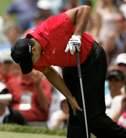 popular golf player tiger woods with knee injury